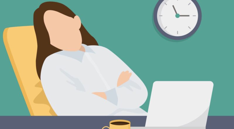 Schlafen im Büro: Ein Powernap sollte nicht länger als 30 Minuten dauern.