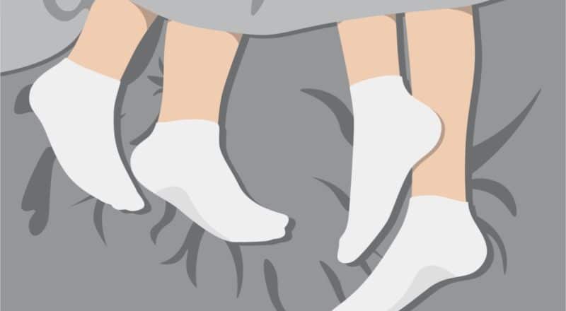 Mit Socken schlafen: Es kann die nächtliche Regulierung der Körpertemperatur fördern.